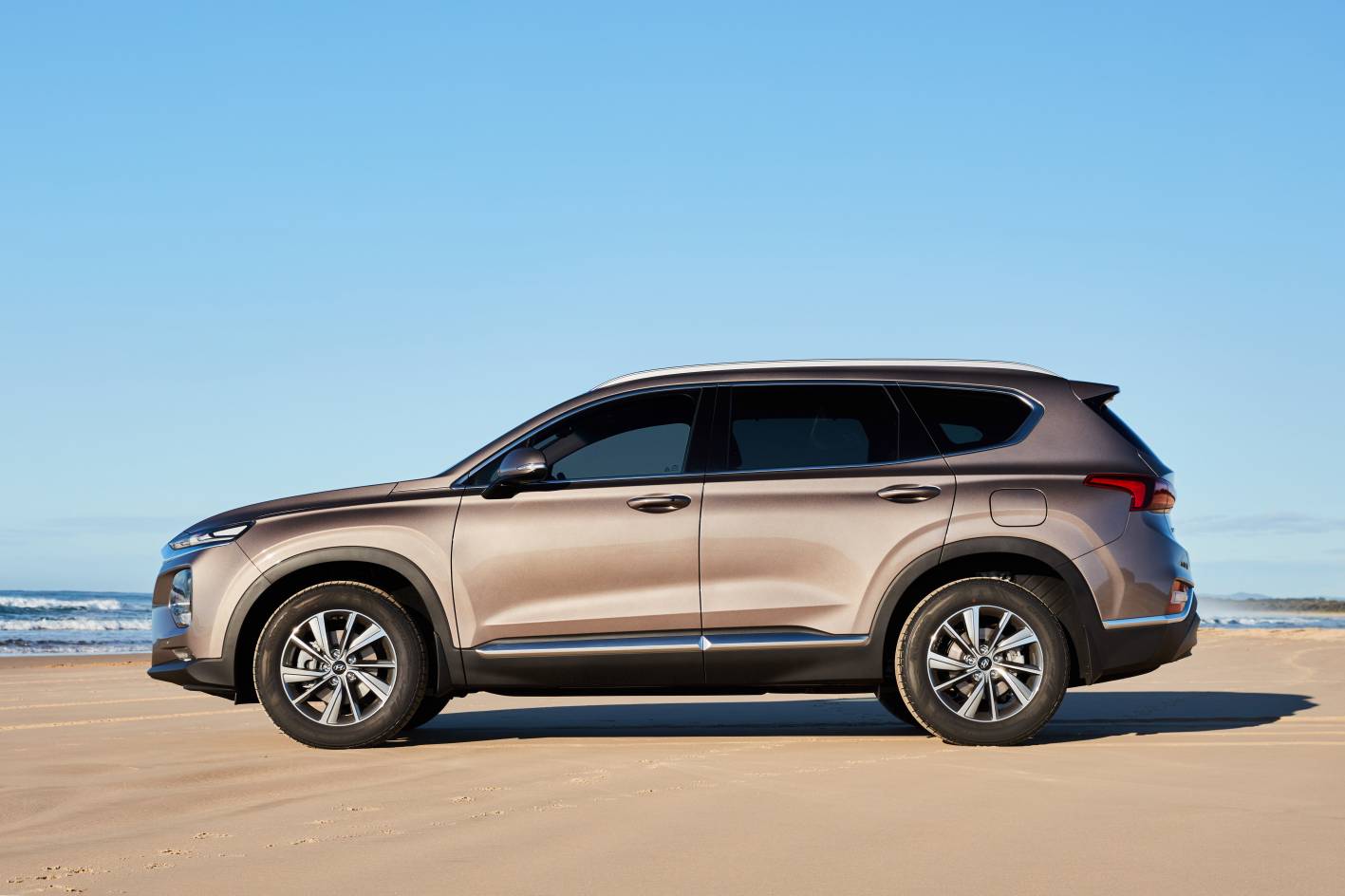 Hyundai Reveals New 7 Seat Santa Fe SUV 2GB   Hyundai New Sante Fe SUV 1 