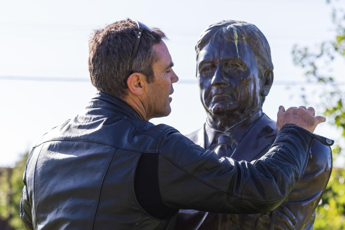 Article image for Brad Fittler meets the legendary Ray Warren statue during Hogs tour