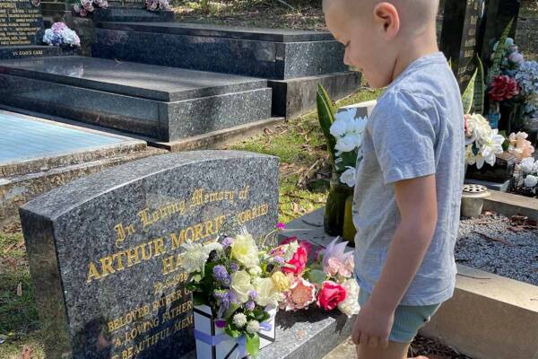 image-ray's_grandkids_visit_grave