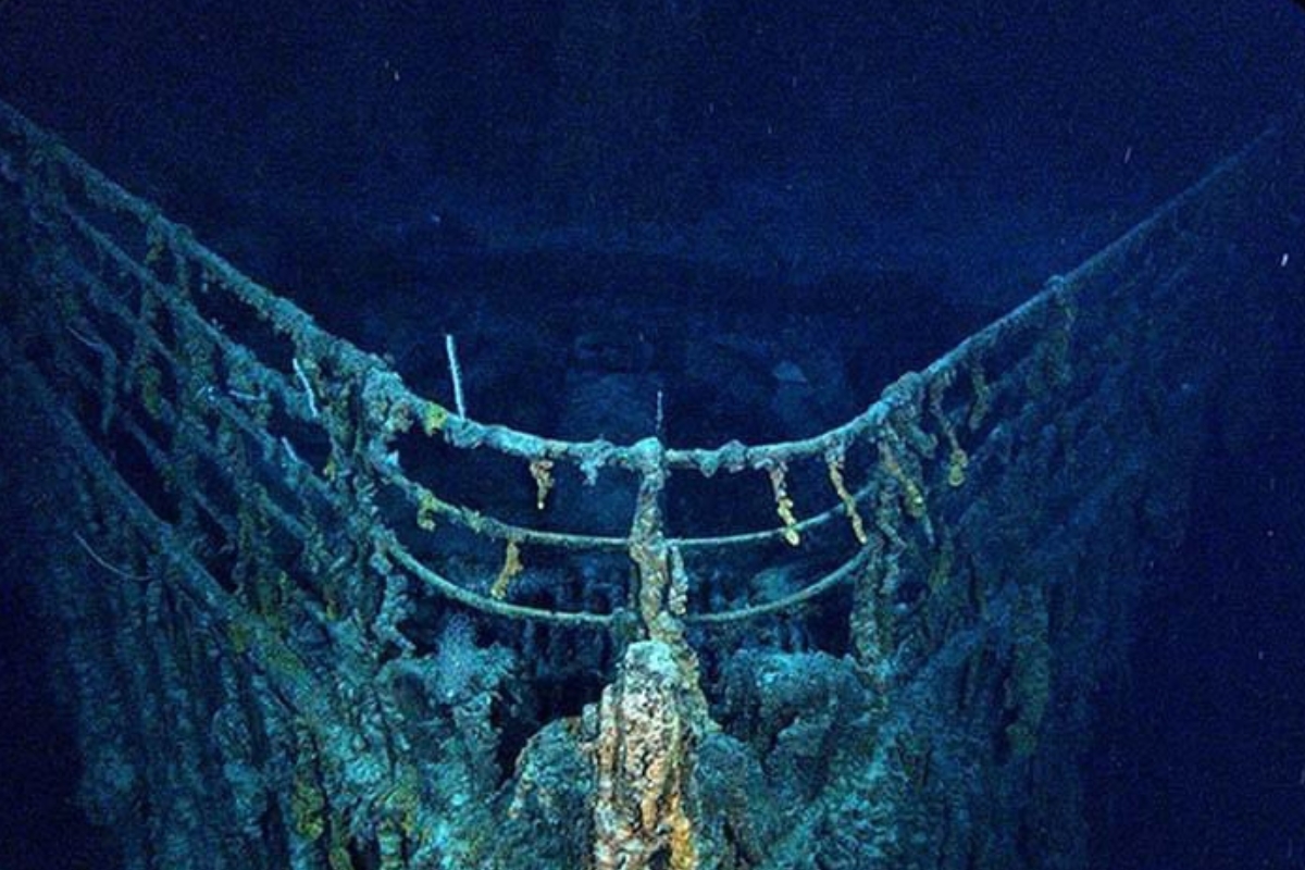 What actually happens in the Titanic submersible tour?