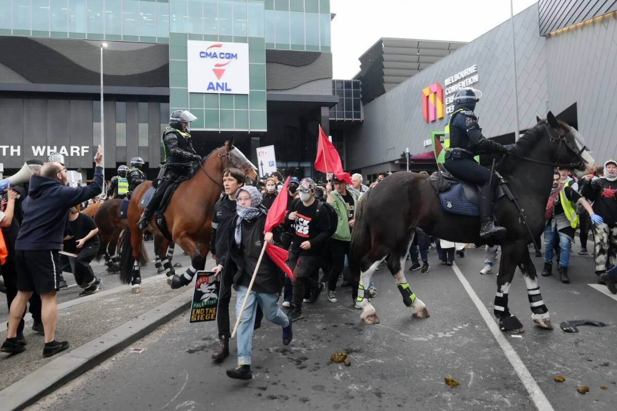 Article image for Breaking – Chaos erupts as protesters clash with police