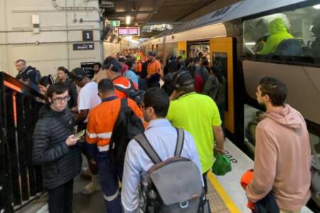 ‘Expect delays’ – Sydney train network in meltdown after 5 minute strike